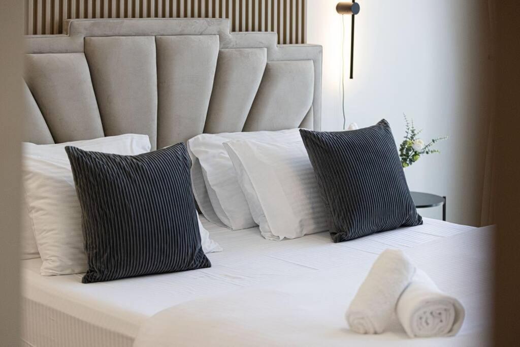 Chic 2 Bed Near Trade Centre With 5 Star Amenities Apartment Dubai Exterior photo